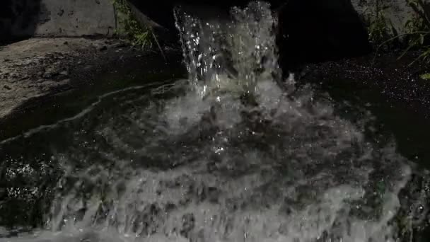 L'acqua sporca scorre da un tubo — Video Stock