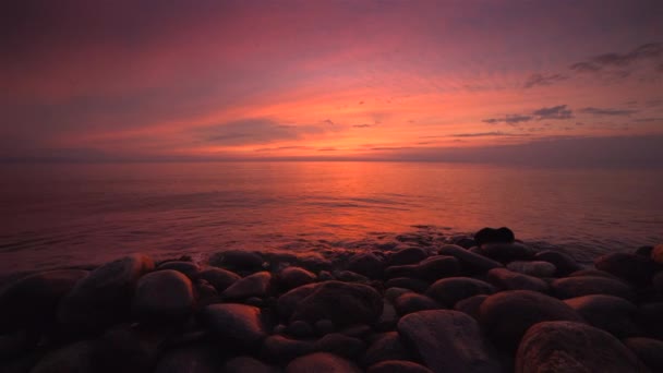 Coucher de soleil rouge sur la mer — Video