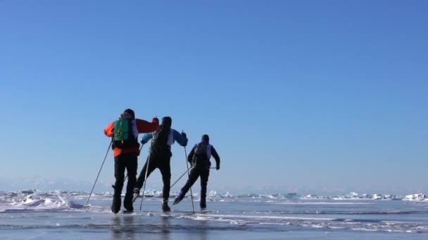Atleti trénovali u jezera Bajkal. — Stock video