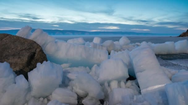 Icebergs Iluminándose como Cristales Durante el Amanecer en Laguna Glaciar . — Vídeos de Stock