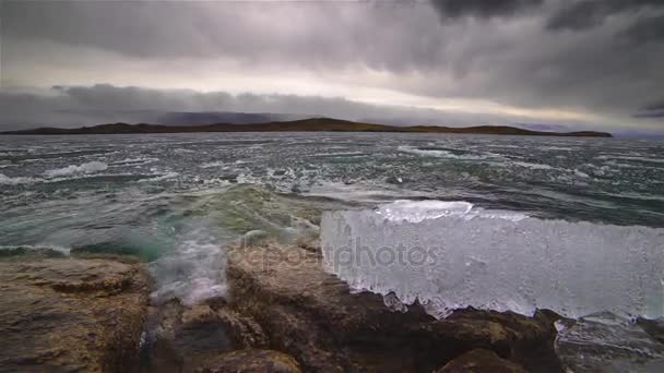 Smältning av isen på sjön — Stockvideo