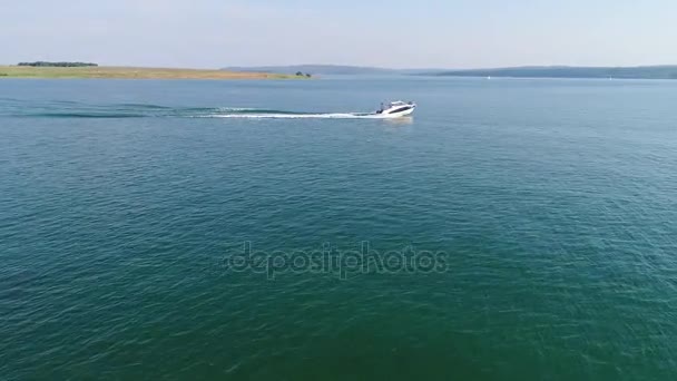 Съемка с воздуха лодки в озере — стоковое видео
