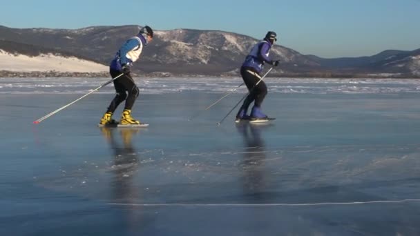 Idrottare tränar på Bajkalsjön. — Stockvideo