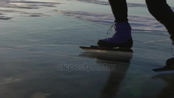 Idrottare tränar på Bajkalsjön. — Stockvideo