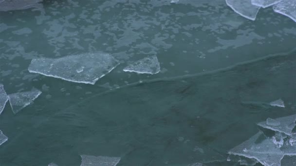 Derretimiento de hielo en el lago — Vídeo de stock