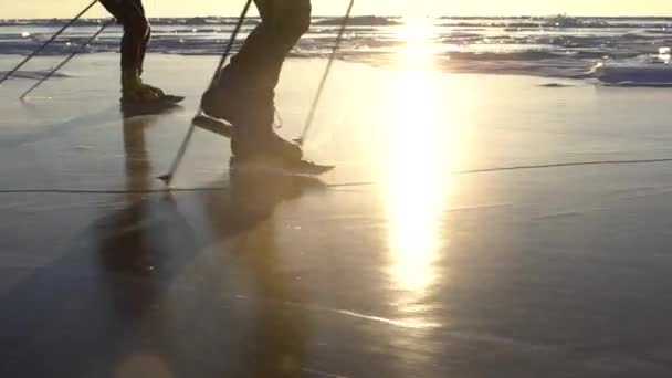 Atleten trainen op het Baikalmeer. — Stockvideo