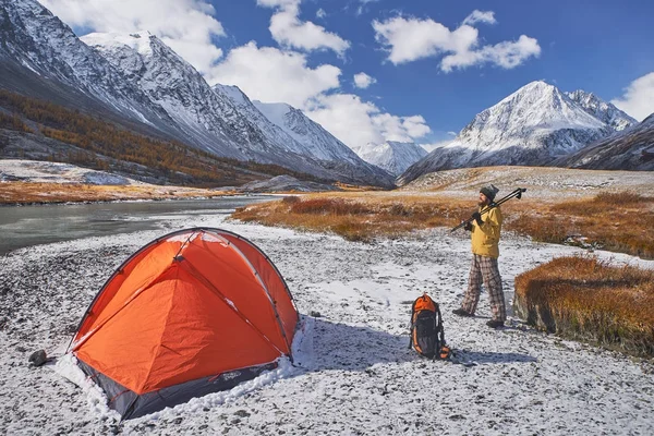 Turysta z plecaka na camping w górach podczas wiosenny. — Zdjęcie stockowe
