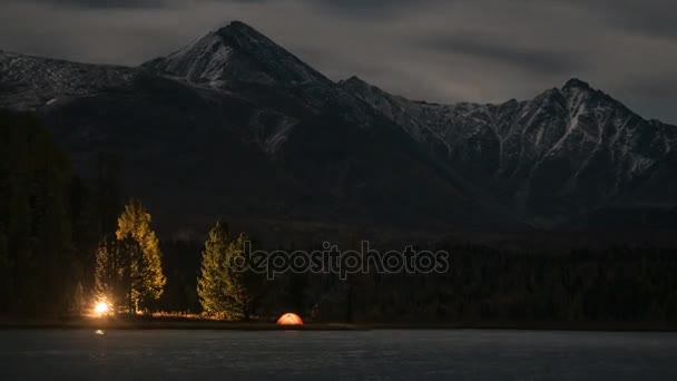 Время прохождения красной палатки в лесу утреннее озеро в горах — стоковое видео