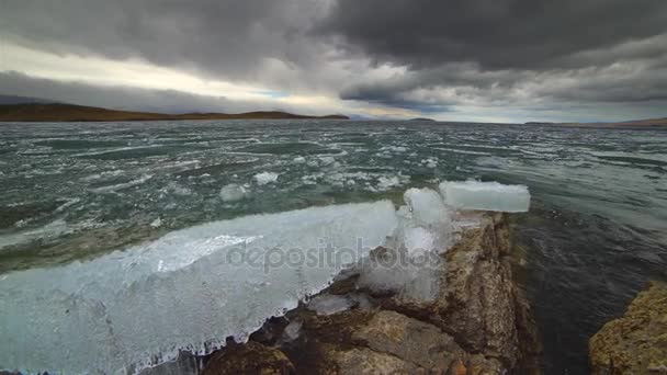 Fonte de la glace sur le lac 