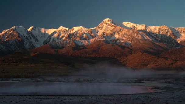 Tempo nuvole lasso. paesaggio montano e lacustre in autunno — Video Stock