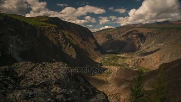 雲の時間経過。秋の山の谷の風景 — ストック動画