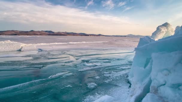 Айсберги во время заката в ледниковой лагуне на озере Байкал — стоковое видео