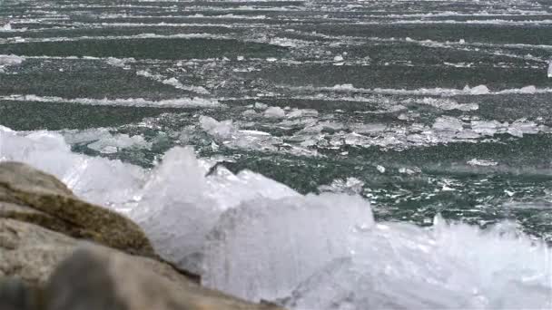 Derretimiento de hielo en el lago — Vídeos de Stock