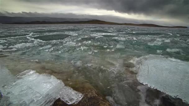 Derretimiento de hielo en el lago — Vídeos de Stock