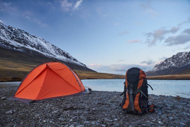 Sırt çantası dağlarda çadır