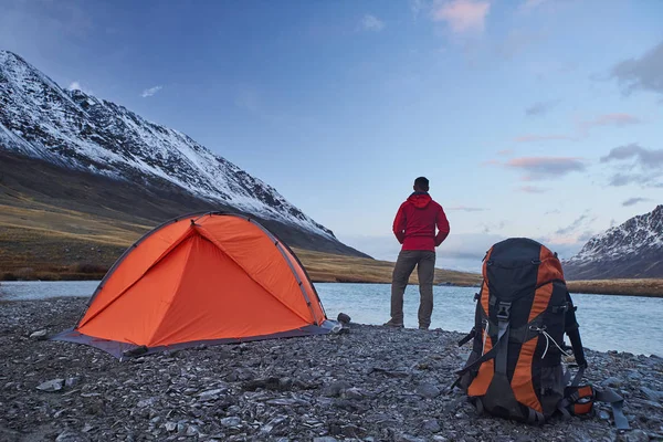 Wanderer stehen im Frühling beim Zelten in den Bergen. — Stockfoto