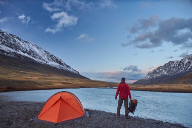 Dağda ilkbahar sırasında kamp, uzun yürüyüşe çıkan kimse standı.