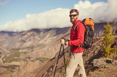 Yakışıklı genç erkek hiker uzağa arıyorsunuz bir kanyonun kenarında duran sakallı