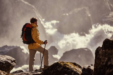 Şelale seyir sırt çantası ile hiking uzun yürüyüşe çıkan kimse