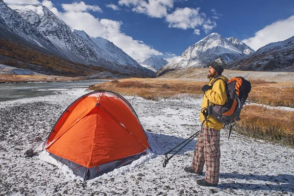 Wanderer mit Rucksack beim Zelten in den Bergen im Frühling. — Stockfoto