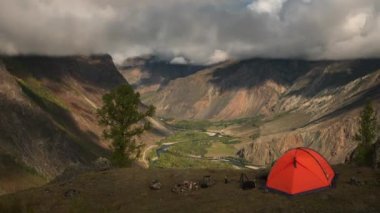 Dağlar zaman atlamalı kamp. vadi peyzaj Güz