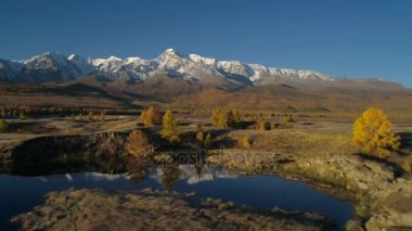 Hava. Güzel göl kenarında dağlar üzerinde uçan. Panorama. Sonbahar.