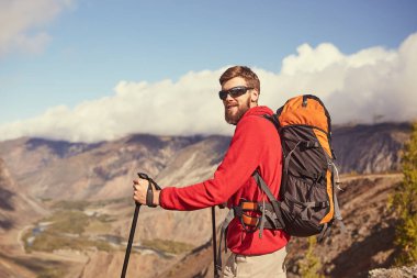 Yakışıklı genç erkek hiker uzağa arıyorsunuz bir kanyonun kenarında duran sakallı
