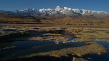 Hava. Güzel göl kenarında dağlar üzerinde uçan. . Sonbahar, altın ağaçlar.