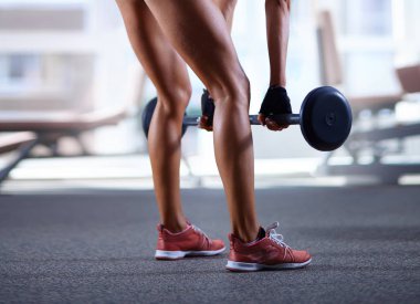 Spor salonunda çalışan kadın.