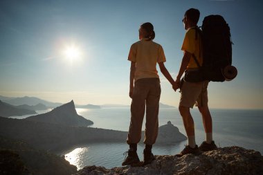 Güzel güneş doğarken seyir yürüyüşçü