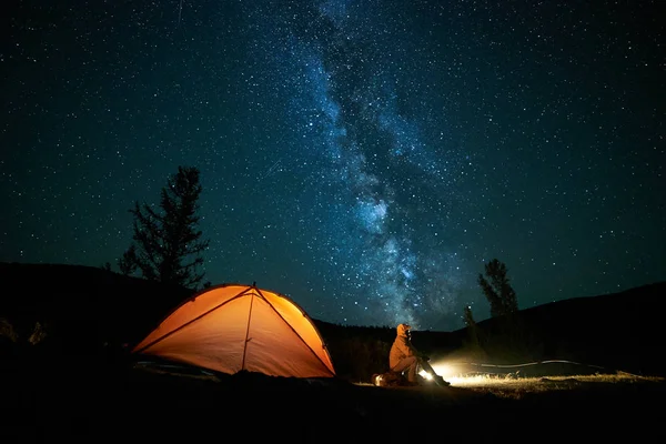 Turystycznych w pobliżu jego obozu namiotu w nocy. — Zdjęcie stockowe