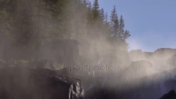 Rio Cachoeira nas montanhas ao nascer do sol . — Vídeo de Stock