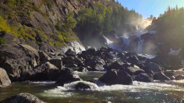 Şelale nehir dağlarda.