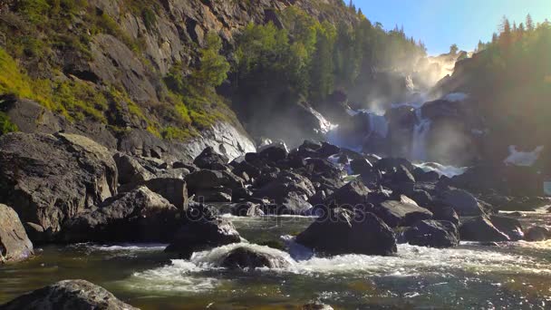 Vattenfall River i bergen. — Stockvideo