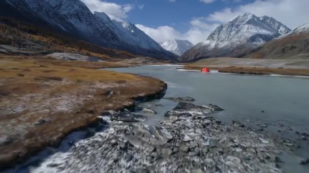 Luftflug über Zeltlager im Gebirgstal — Stockvideo