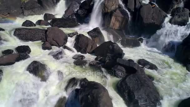 Foto aérea de agua salpicada de cascada con rocas. agua corriente. primer plano — Vídeos de Stock
