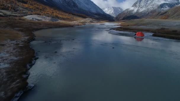 Полет над палаточным лагерем в горной долине — стоковое видео