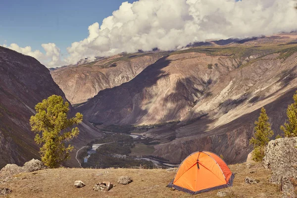 Pomarańczowy namiot na skraju Kanion — Zdjęcie stockowe