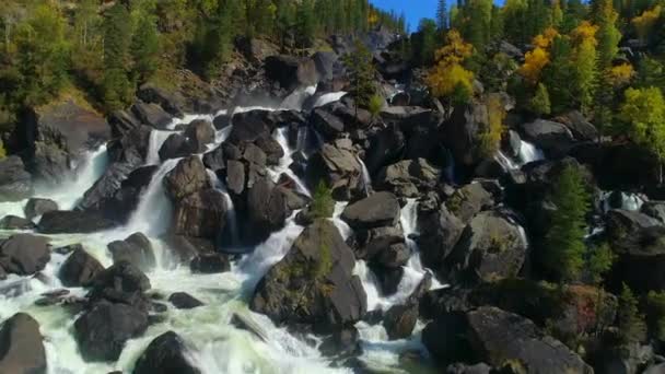 Vista aérea de la cascada, volando sobre el bosque de otoño, cascada con piedras grandes — Vídeo de stock