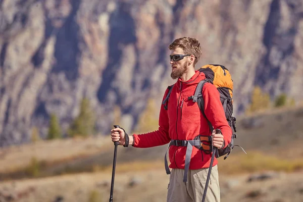 El ile uzun boylu backpacker direkleri. — Stok fotoğraf