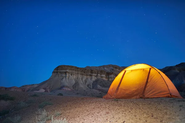 Одинокий вечерний кемпинг в каньонах — стоковое фото