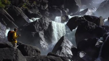 kayalık bir watertfall yaklaşan bir turistik görüntüleri