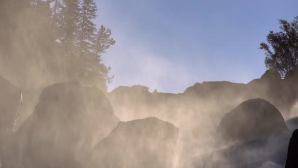 Wasserfallfluss in den Bergen bei Sonnenaufgang. — Stockvideo
