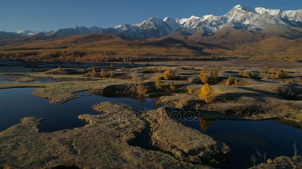 Antenne. fliegen über den schönen See in der Nähe der Berge. Panorama. Herbst. — Stockvideo