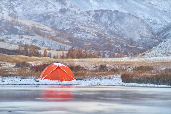 Inverno ou queda tardia nas montanhas. camping solitário e um rio — Fotografia de Stock