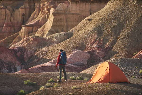 Turisztikai áll közel a sátor és egy kanyon-Mongólia. — Stock Fotó