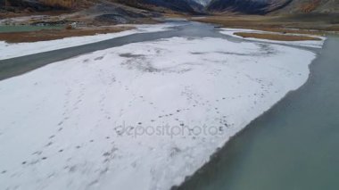 Hava. Ak Dağlar vadi boyunca çalışan Nehri