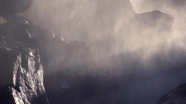 Водопад в горах . — стоковое видео