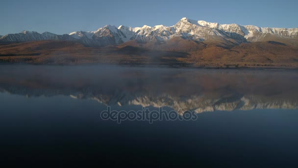 Aéreo. Voando sobre o belo lago perto de montanhas. Altai... — Vídeo de Stock