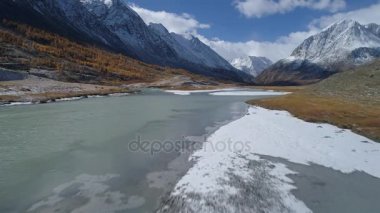 Dağ Vadisi bir çadır kampında yukarıda hava uçuş